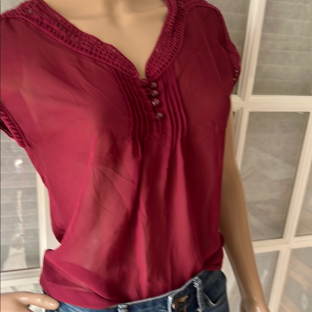 Candie’s Women's Burgundy crochet details Top SZ XS